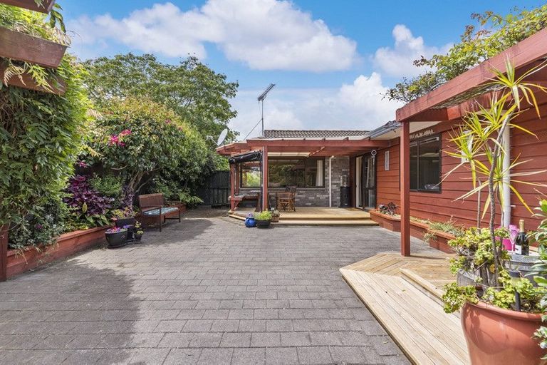 Photo of property in 15 Pinewood Grove, Botany Downs, Auckland, 2010