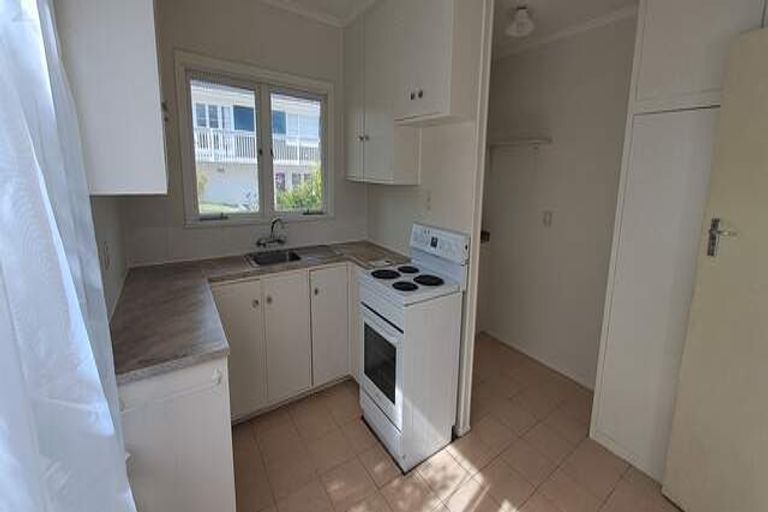 Photo of property in 1/96 Te Atatu Road, Te Atatu South, Auckland, 0610