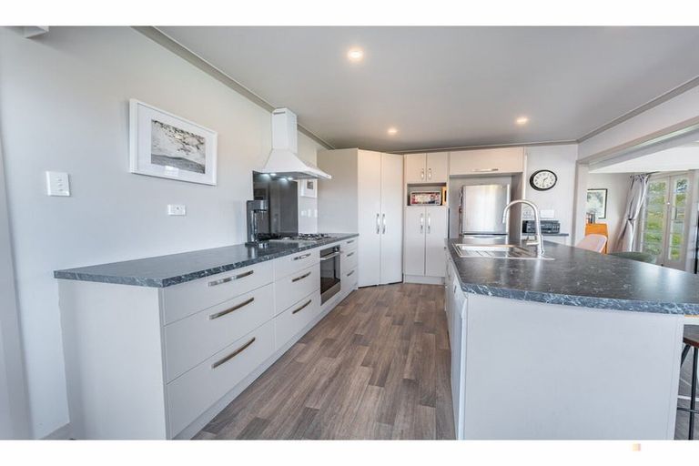 Photo of property in 30 Timaru Road, Waimate, 7924