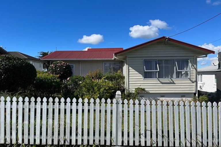 Photo of property in 2/2 Aotea Road, Glen Eden, Auckland, 0602