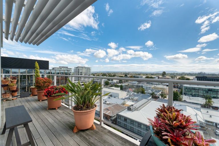 Photo of property in 15/72a Devonport Road, Tauranga, 3110