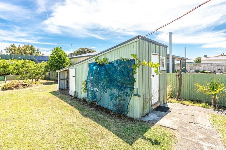 Photo of property in 15 Karaka Street, Castlecliff, Whanganui, 4501