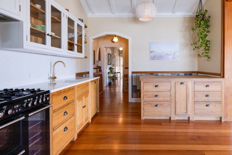 Photo of property in 21 Cobden Road, Bluff Hill, Napier, 4110