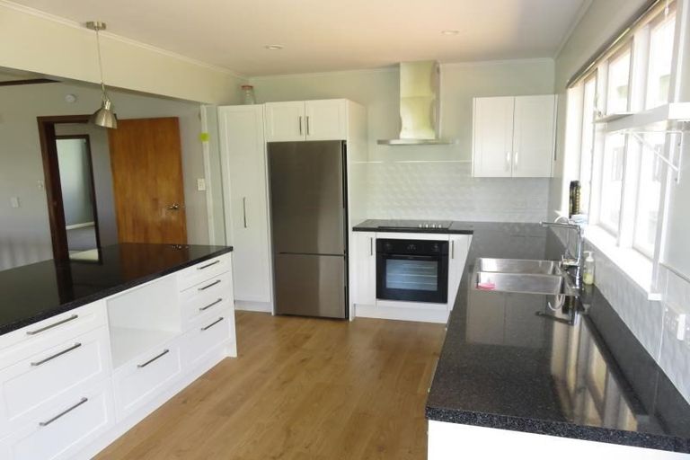 Photo of property in 16 Omega Street, Newlands, Wellington, 6037