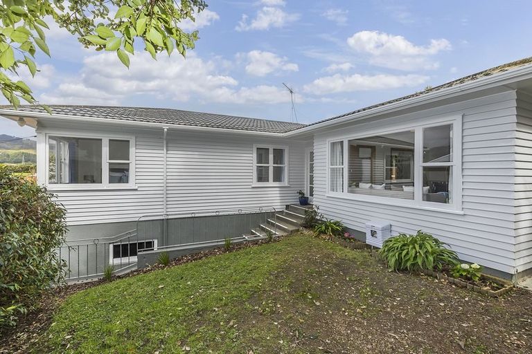 Photo of property in 9 Lane Crescent, Tawa, Wellington, 5028