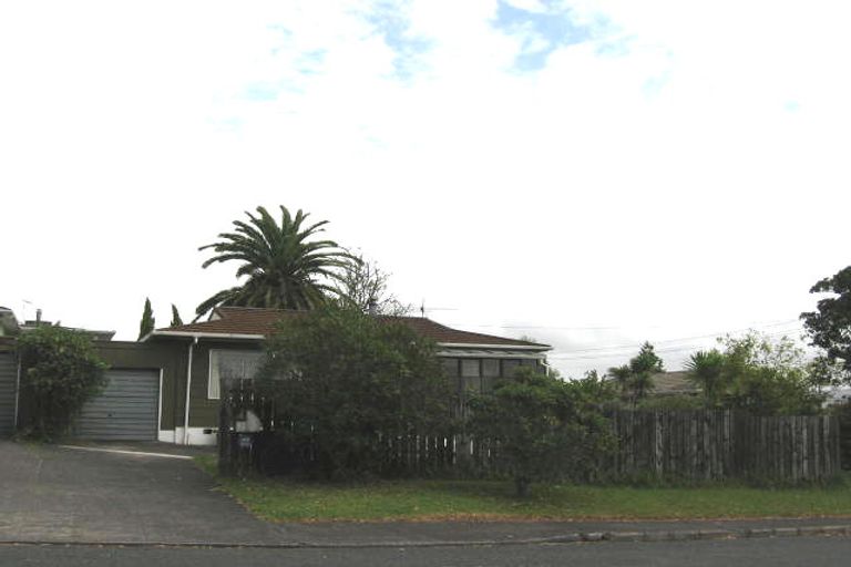 Photo of property in 2/93 Awaroa Road, Sunnyvale, Auckland, 0612