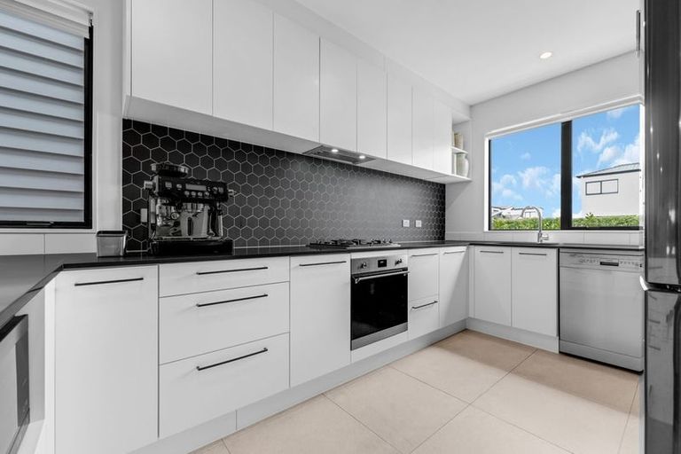 Photo of property in 33 Kabardin Street, Karaka, Papakura, 2113