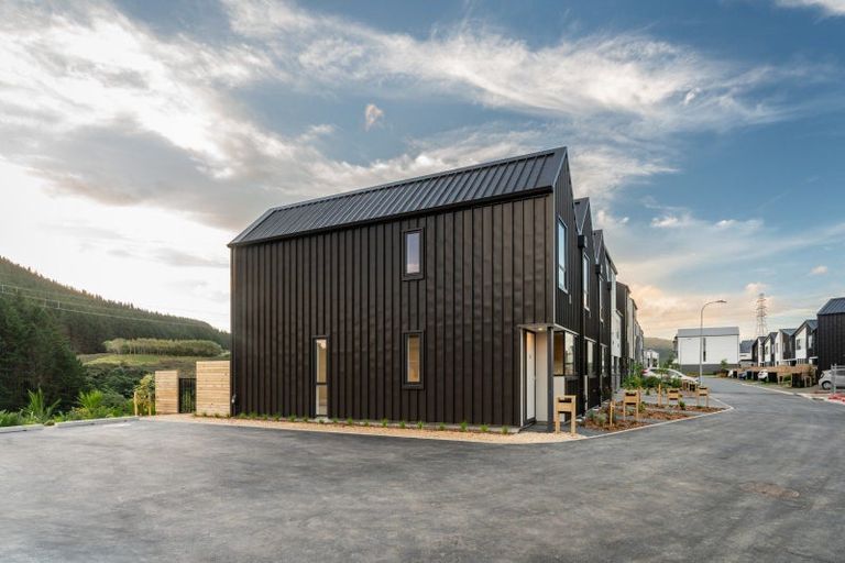 Photo of property in 90 Ara Paiwhenua, Tawa, Wellington, 5028