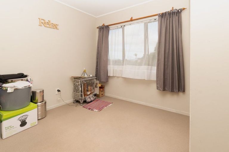 Photo of property in 13 Kearney Place, Massey, Auckland, 0614