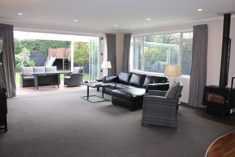 Photo of property in 11 Winston Avenue, Hokowhitu, Palmerston North, 4410