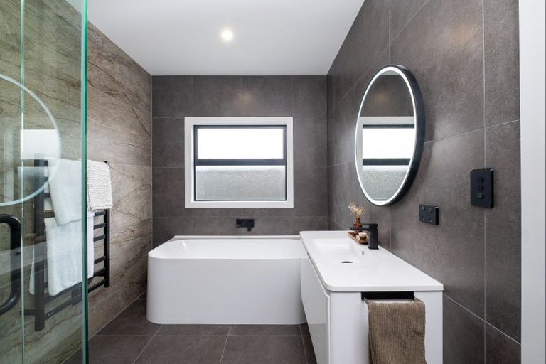 Photo of property in 63 Oak Road, Poraiti, Napier, 4112