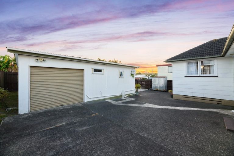 Photo of property in 82 Kelman Road, Kelston, Auckland, 0602
