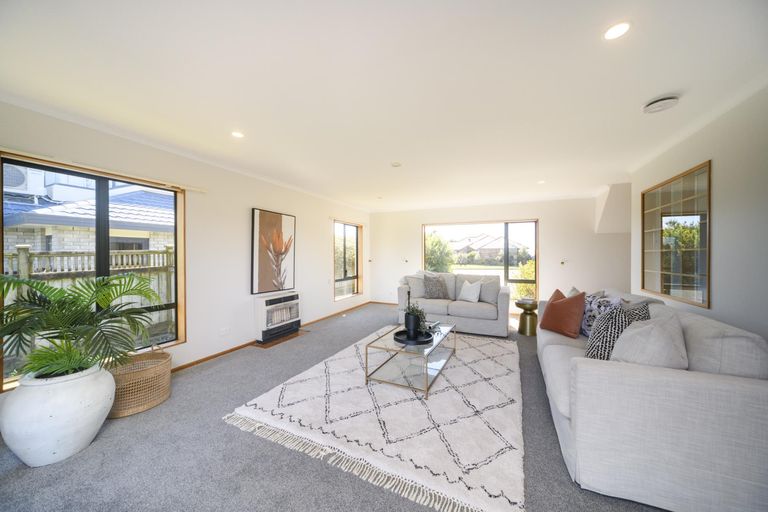 Photo of property in 122 Pacific Drive, Fitzherbert, Palmerston North, 4410