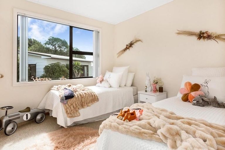 Photo of property in 1 Porter Place, Paekakariki, 5034