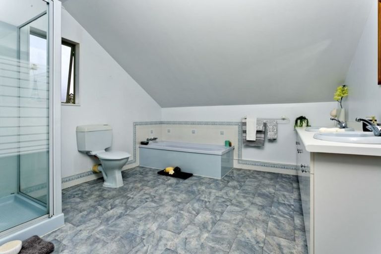 Photo of property in 24 St Lucia Place, Unsworth Heights, Auckland, 0632