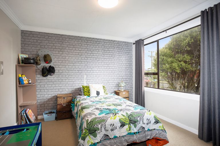 Photo of property in 15 Holloway Street, Waikiwi, Invercargill, 9810