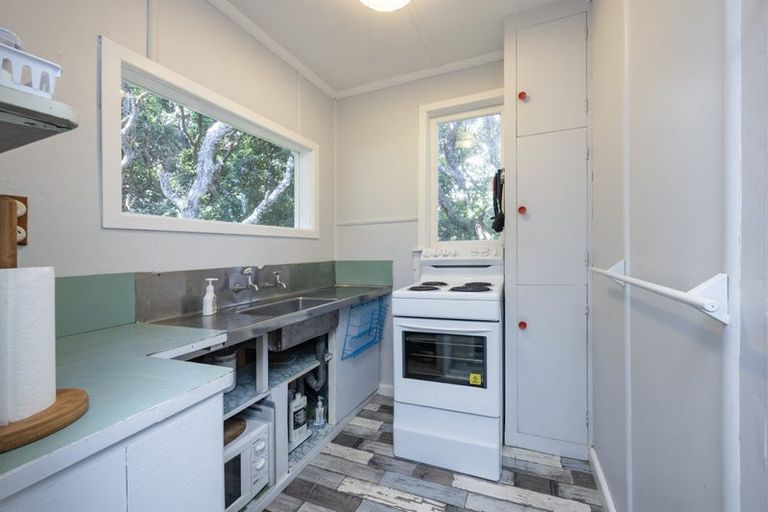 Photo of property in 35 North Piha Road, Piha, 0772