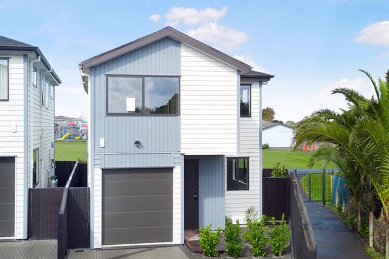 Photo of property in 11a Ballial Place, West Harbour, Auckland, 0618