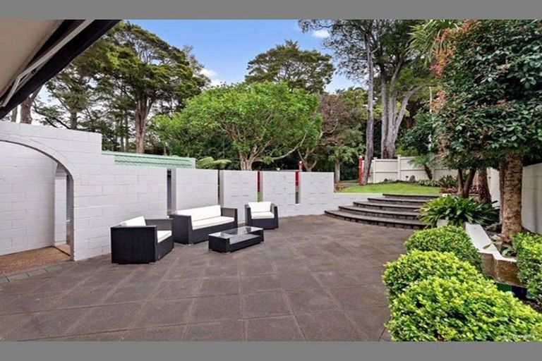 Photo of property in 16 Cobblestone Lane, Hillcrest, Auckland, 0627