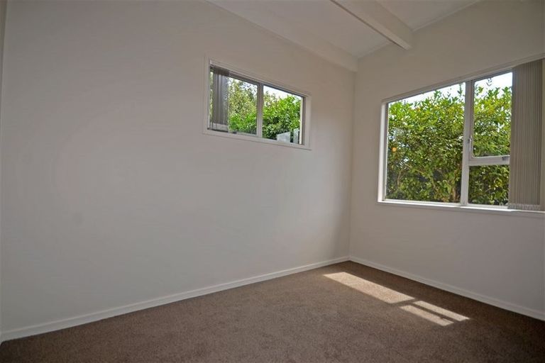 Photo of property in 2/2 Edwards Avenue, Henderson, Auckland, 0610