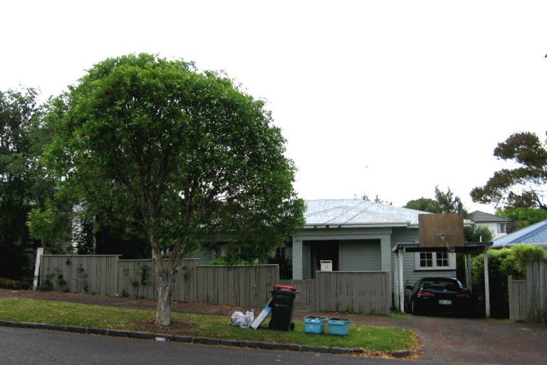 Photo of property in 22 Seacombe Road, Point Chevalier, Auckland, 1022