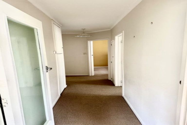 Photo of property in 2/35 Knightsbridge Drive, Forrest Hill, Auckland, 0620