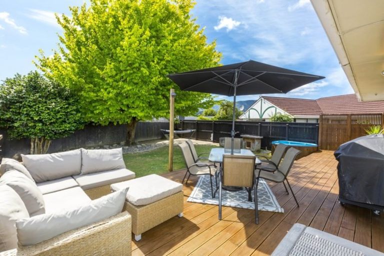 Photo of property in 16 Omaha Grove, Totara Park, Upper Hutt, 5018