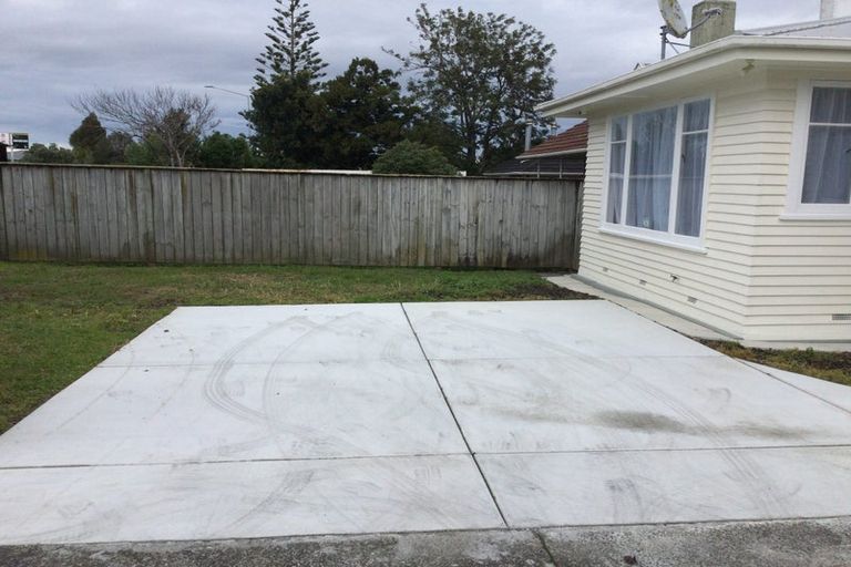 Photo of property in 208 Te Atatu Road, Te Atatu South, Auckland, 0610