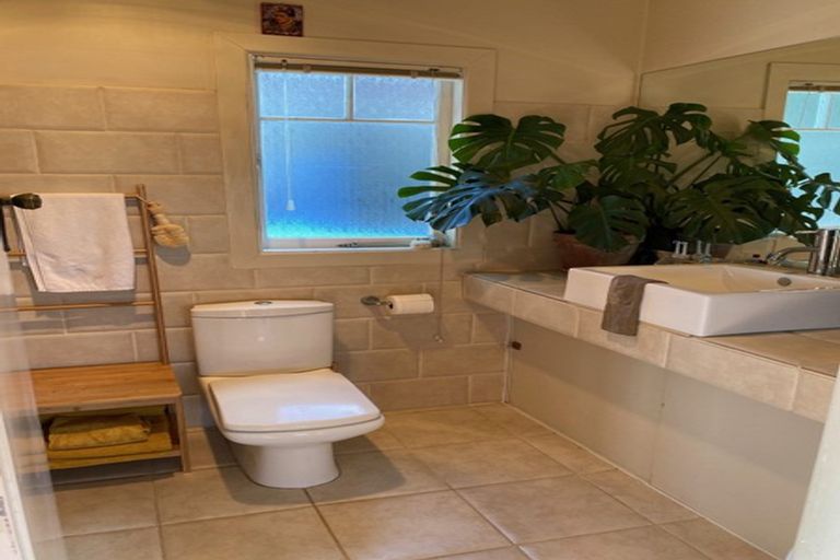 Photo of property in 1/130 Sunset Road, Unsworth Heights, Auckland, 0632