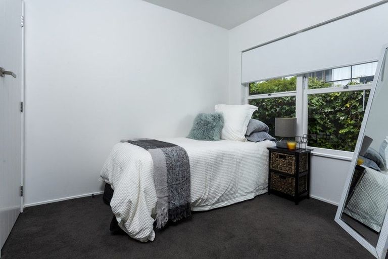 Photo of property in 2/40a Blakeborough Drive, Forrest Hill, Auckland, 0620