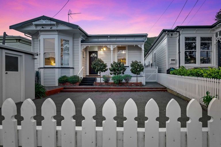 Photo of property in 56 Derwent Street, Island Bay, Wellington, 6023