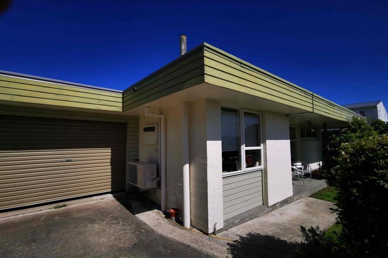 Photo of property in 17 Duchess Place, Maupuia, Wellington, 6022