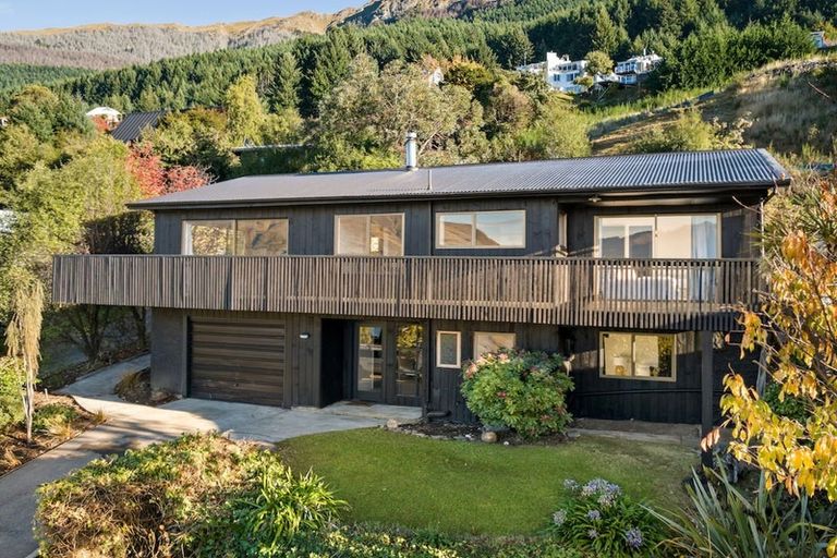 Photo of property in 44 Wynyard Crescent, Fernhill, Queenstown, 9300