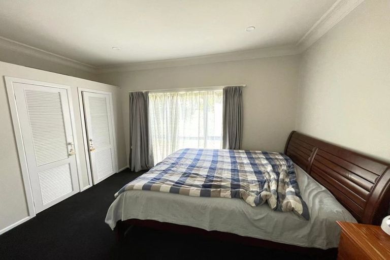 Photo of property in 28 Harrybrook Road, Green Bay, Auckland, 0604