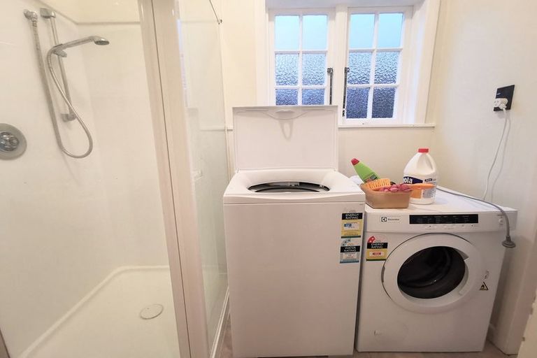 Photo of property in 1/17 Clifton Terrace, Kelburn, Wellington, 6012