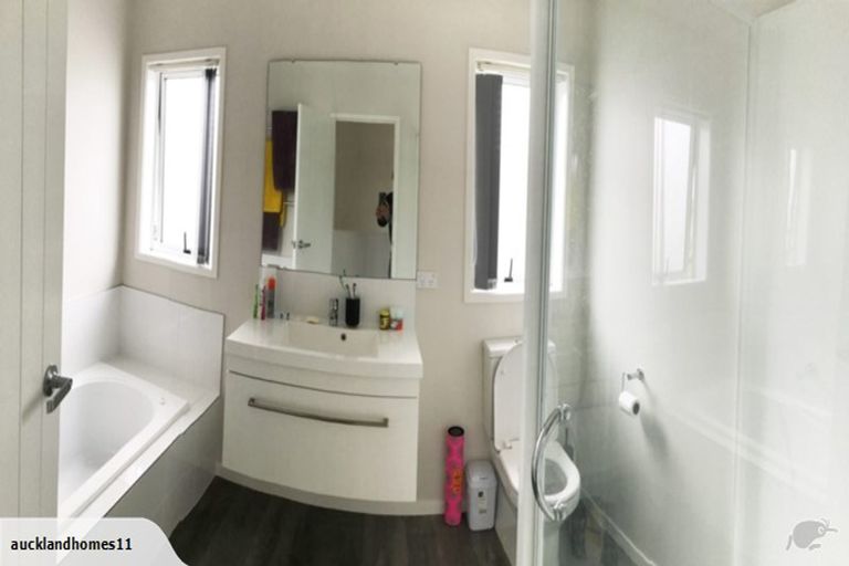 Photo of property in 4 Ruhanui Lane, Pakuranga Heights, Auckland, 2010