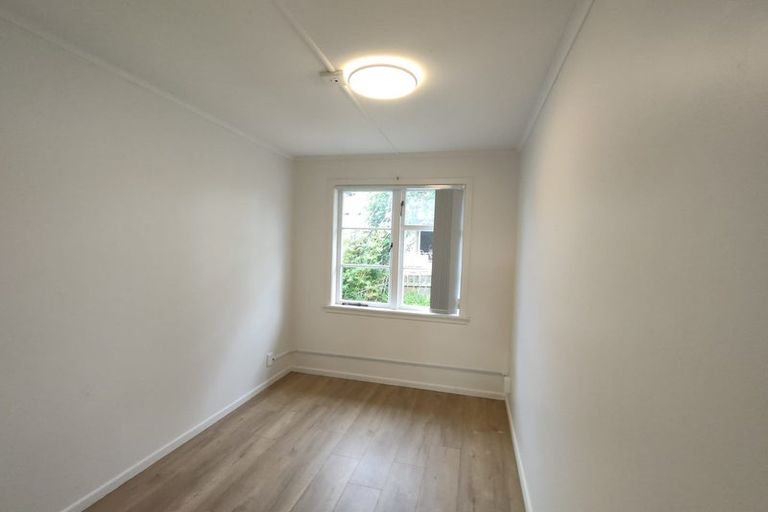 Photo of property in 2/10 Exmouth Road, Northcote, Auckland, 0627