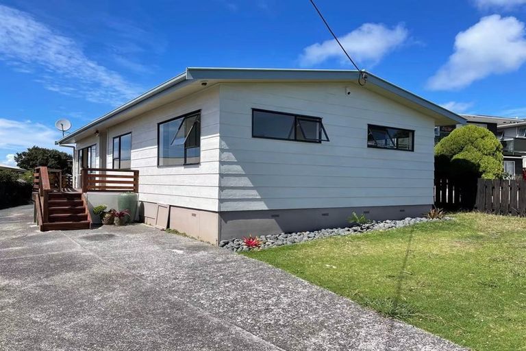 Photo of property in 1425 Whangaparaoa Road, Army Bay, Whangaparaoa, 0930