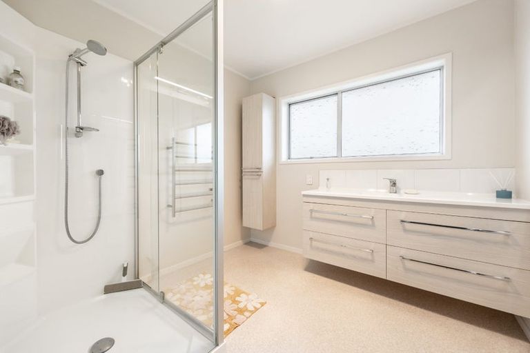 Photo of property in 20 Matuhi Rise, Henderson, Auckland, 0612