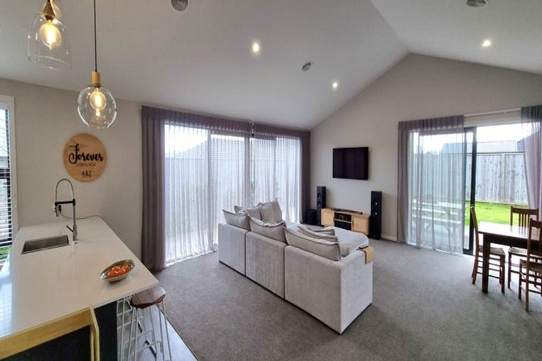 Photo of property in 4 Sardinia Grove, Fitzherbert, Palmerston North, 4410