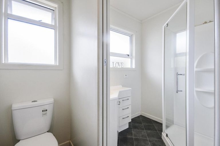 Photo of property in 20 Peachgrove Road, Te Atatu Peninsula, Auckland, 0610