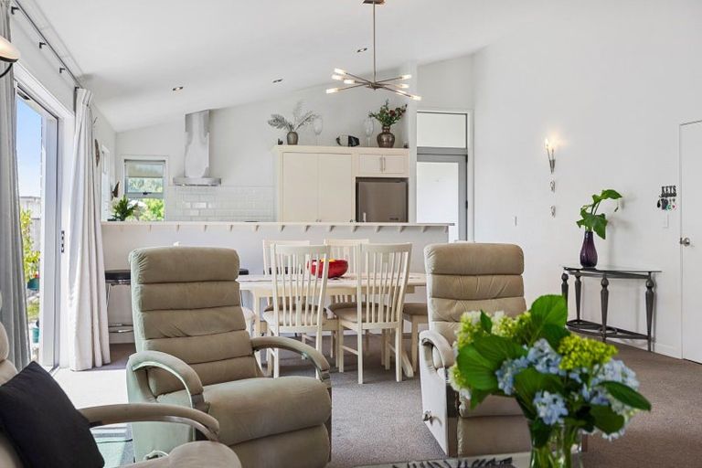 Photo of property in 15 Lennon Way, Papamoa Beach, Papamoa, 3118