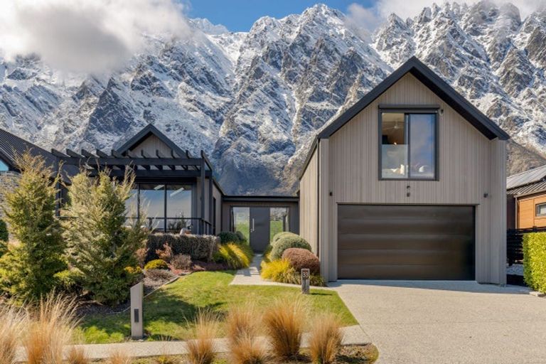 Photo of property in 33 Hackett Road, Jacks Point, Queenstown, 9371