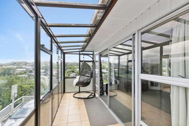 Photo of property in 9 Blandford Way, Newlands, Wellington, 6037