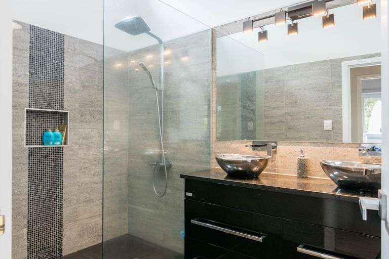 Photo of property in 24 Deirdre Place, Titirangi, Auckland, 0604