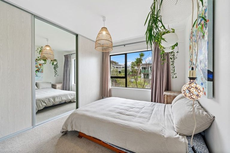 Photo of property in 2/1 Forsythe Place, Massey, Auckland, 0614