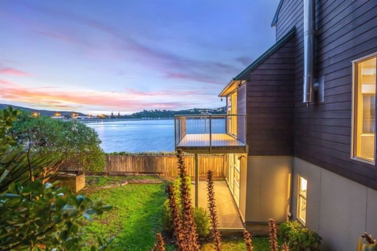 Photo of property in 10a Trevor Terrace, Paremata, Porirua, 5024