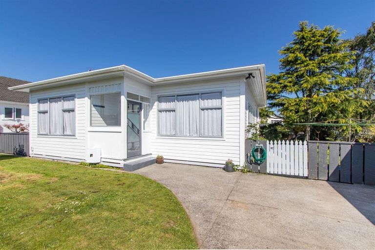 Photo of property in 10 Mahoe Street, Inglewood, 4330