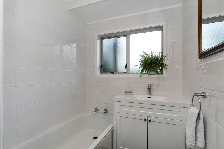 Photo of property in 19 Wirihana Road, Titirangi, Auckland, 0604