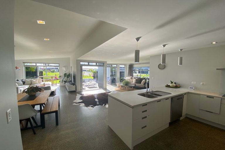 Photo of property in 10 Hoihere Drive, One Tree Point, 0118